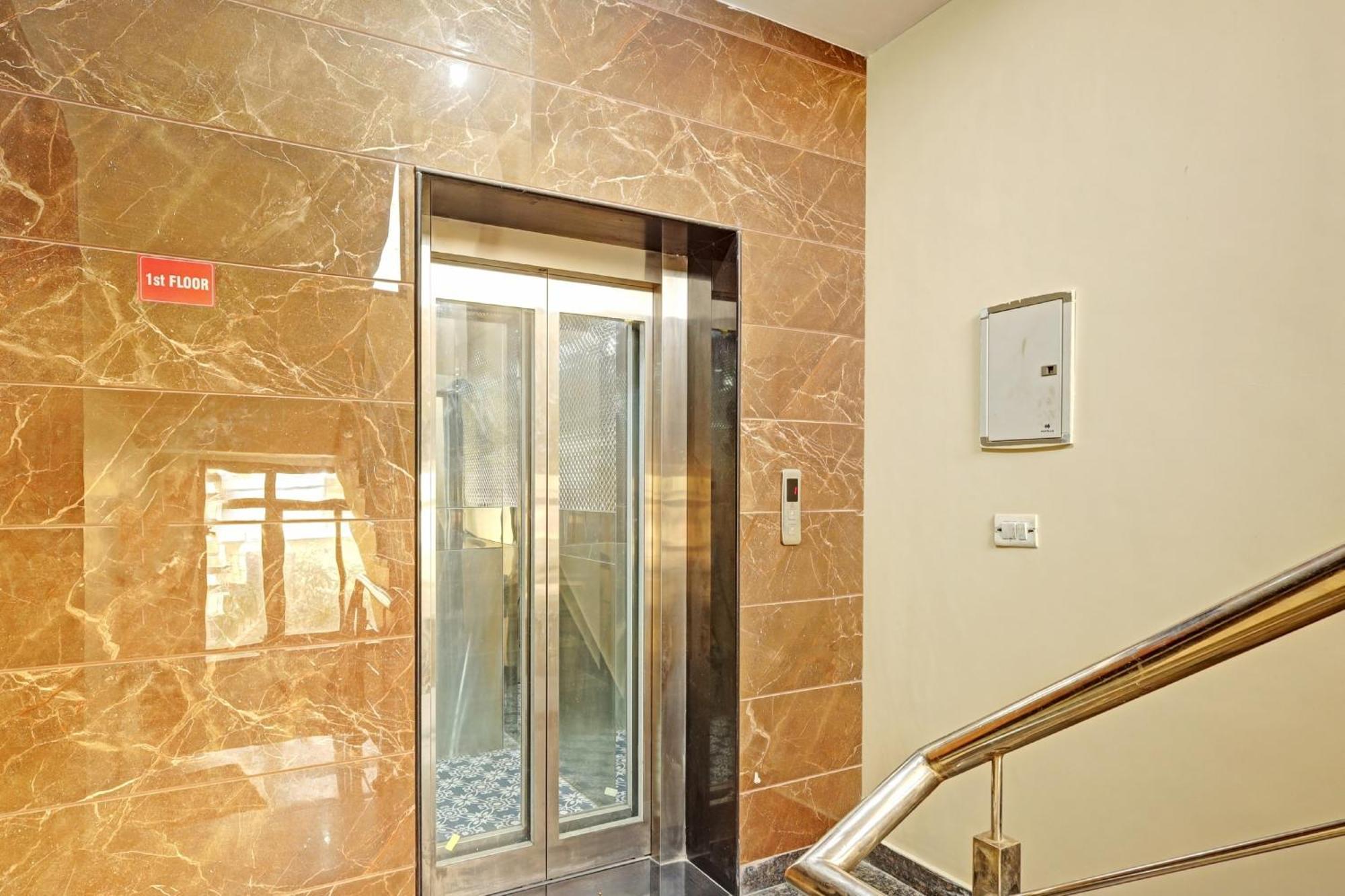 Hotel O A.K Palace New Delhi Bagian luar foto